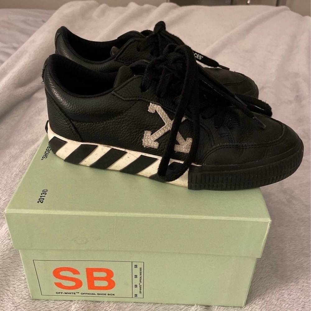 Off-white arrow low vulcanized black white sneaker